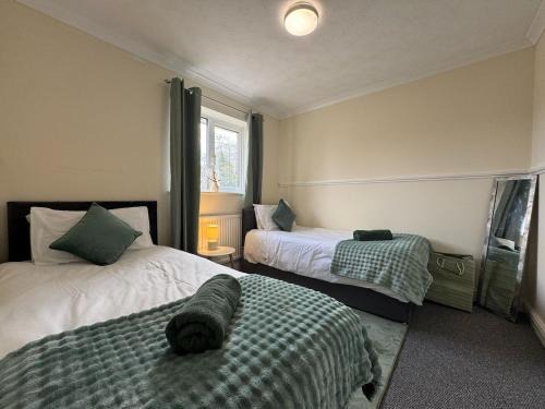 Swindon House | Olive House Long Stays Sleeps 8 Free Parking
