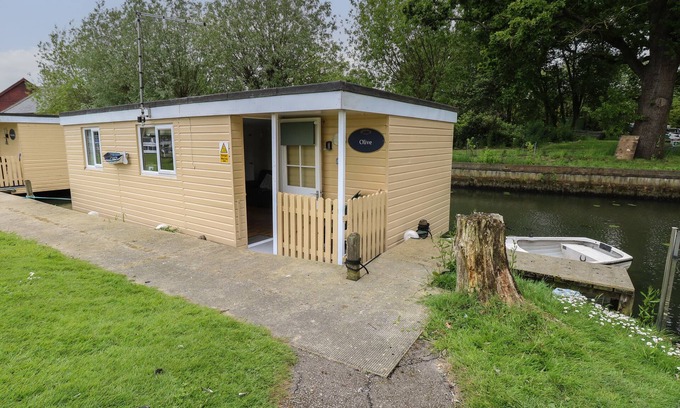Stalham Cottage | OLIVE, pet friendly, with a garden in Stalham
