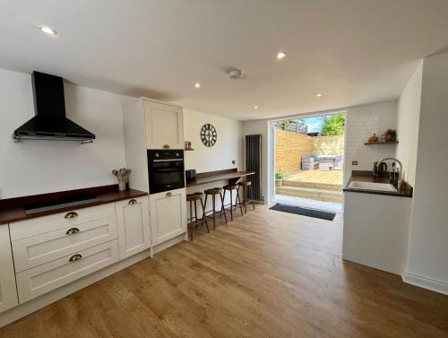 Brighton House | Olive Tree Brighton-Bright & Spacious 4 bedroom home with Garden & Free parking