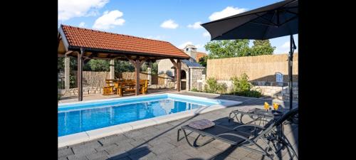 Drinovci Villa | Olive Tree House with Jacuzzi, WiFi and 40m2 pool