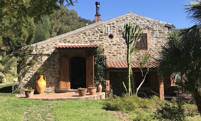 Capri Leone Cottage | OLIVE TREE CHARMING VILLA: WiFi AC huge garden sea 'n hills view porch bbq