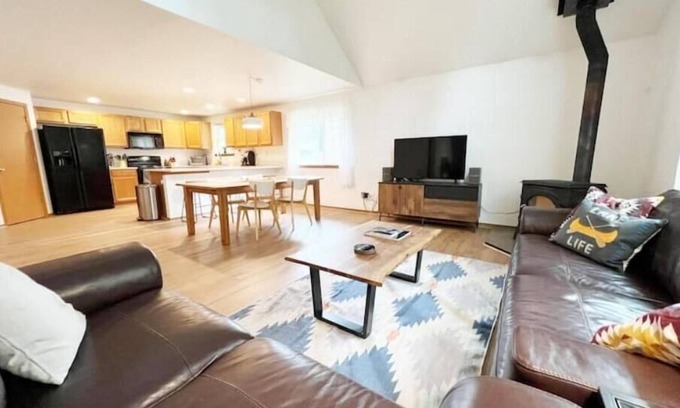 Hoodsport House | Olympic Base Camp: Pet friendly & spacious 4 bedroom home w/hot tub