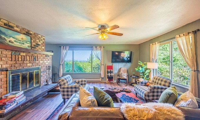 Sekiu House | Olympic Retreat:3 BR, detached cottage & hot tub close to Olympic National Park!