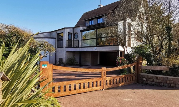 Saint-Laurent-sur-Mer House | Omaha Gardens