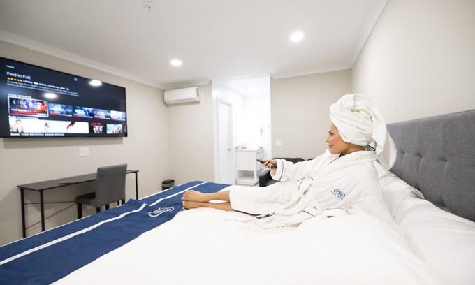 Alhambra Hotel | Omeo Suites