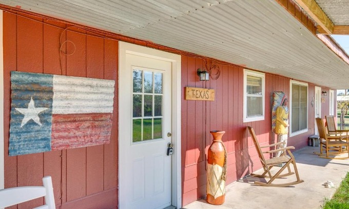 Carmine Apartment | On 60-Acre Farm with Pond Charming Carmine Studio!