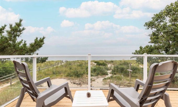 Villas House | On Beach, Sunsets, Bikes+Kayaks, Pet Friendly, Firepit, Serenity.