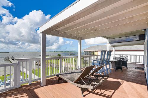 Dickinson House | On Galveston Bay Spacious Home with Pier and Grills!
