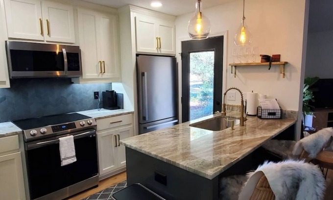 Mayhew House | On Golf Course | Peaceful | Central | Upscale
