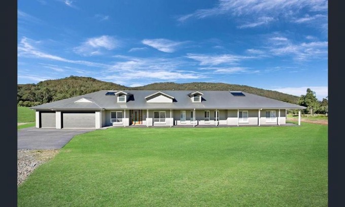 Paterson House | ON Keppies - BnB - Family Farm & Wedding Guest Accommodation Paterson NSW