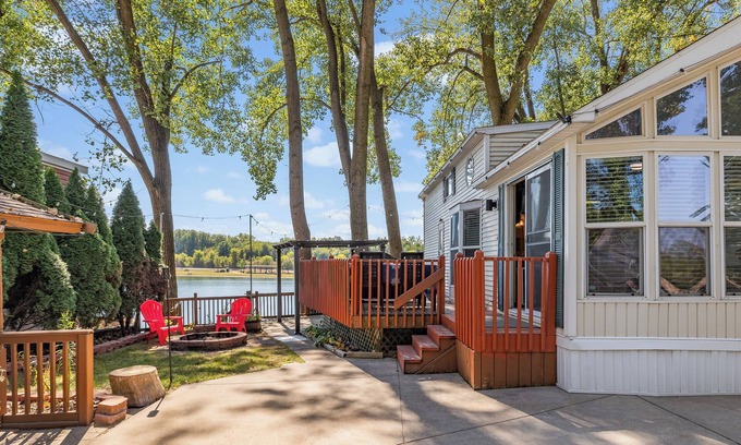 Portage RV Rental | On Lake Minnehaha, The Funky Turtle @ Lakeshore Camp Resort with all the Campground Amenities!