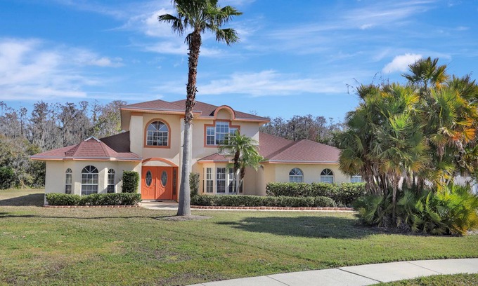 St. James Park House | On quiet cul-de-sac, with heatable pool, lots of privacy, 65" smart TV, Wi-Fi