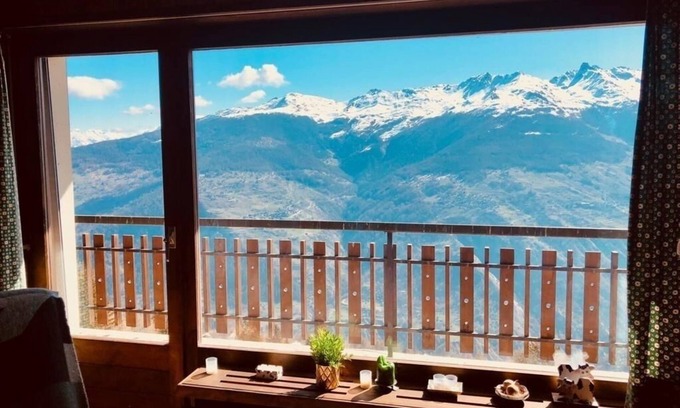 Vex Apartment | On route 1800, the building La Maya, without swimming pool, is close to the ski lifts and the shops.