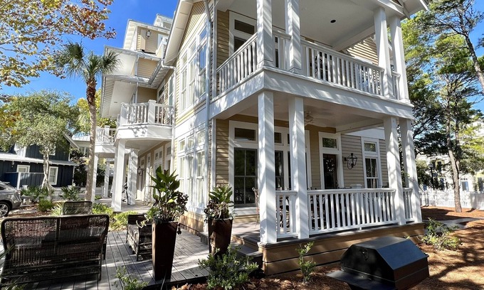 Seaside Cottage | On Seaside Ave. Lock Off w/Amazing Porches, Steps to Beach + 2 Adult Bikes!