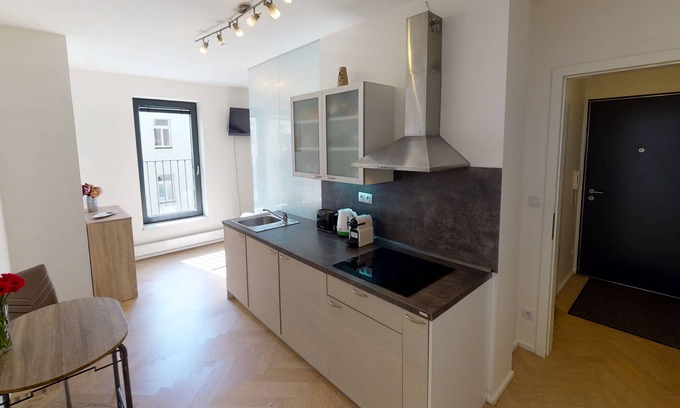 Prague 3 Apartment | ๐ข๐ป-๐ฆ๐ถ๐๐ฒ ๐ฃ๐ฎ๐ฟ๐ธ๐ถ๐ป๐ด , 10 min to the Heart of Prague, Nespresso