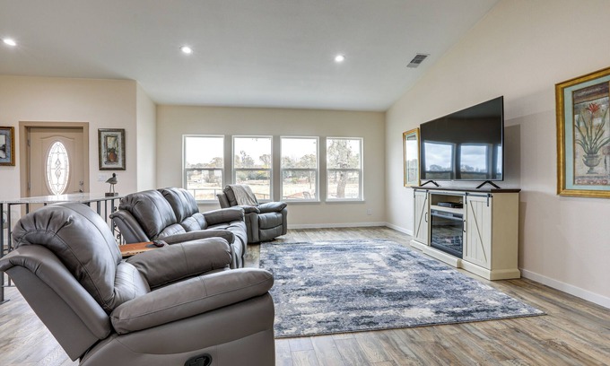 Victor House | On-Site Winery: Rural Plymouth Getaway!