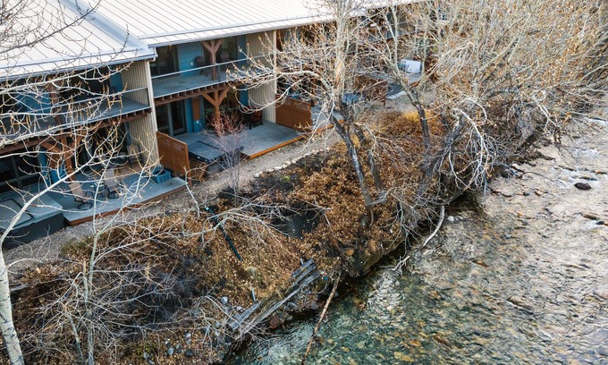 Red Lodge House | On the banks of Rock Creek-4 bedroom 4 bath town home w/hot tub