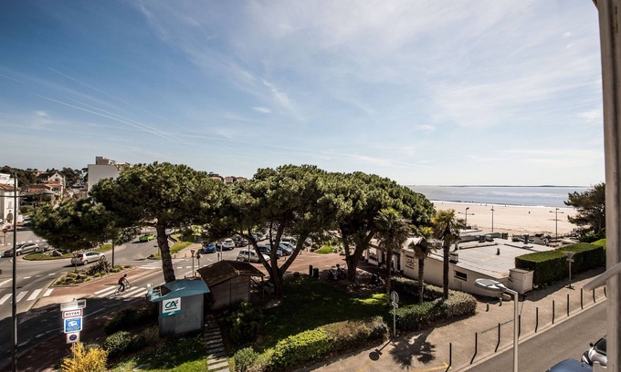 Pontaillac Apartment | On the beach of Pontaillac charming duplex 62 m², swimming pool access.