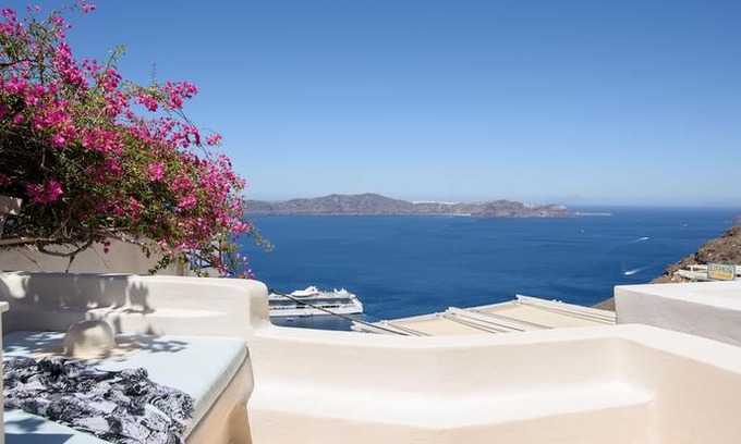 Fira Hotel | On the Cliff