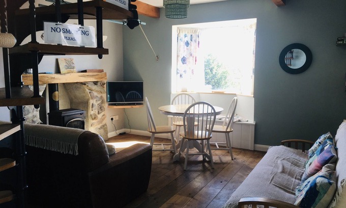 Castlemartin Cottage | On the coast path to Pembs Premier surf Beach and Pembroke castle