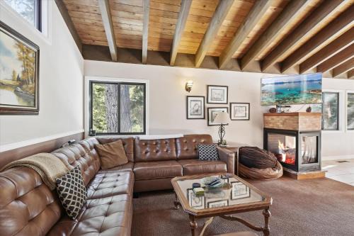 Alpine Meadows House | On the Edge at Alpine Meadows - Fireplace- Mountain Views- Great Location! Shuttle Service!