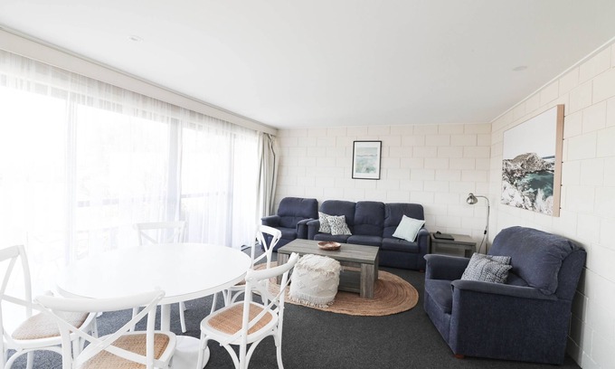 Merimbula Apartment | On the Lake at Penguin Mews - Free WIFI ( unit 7 ) - 2+ nights