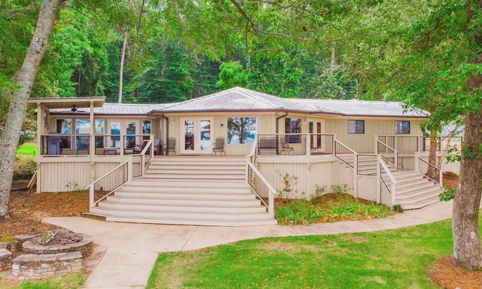 Deatsville House | On the lake, sleeps 8 with dock and boat lift