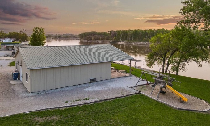 Burt County House | On the River | 5 beds | Peaceful