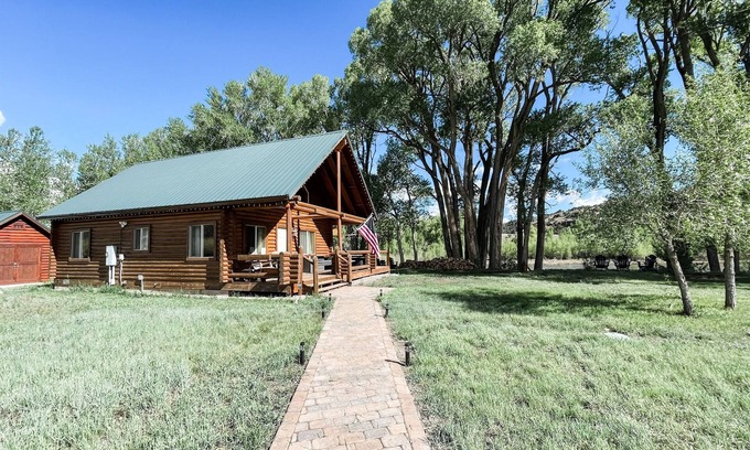 South Fork Cabin | On the river! Private patio. 2 large yards. Dog friendly. Book now for summer!