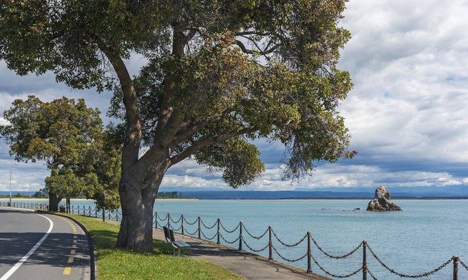 Nelson House | On The Rocks - Modern Waterfront Villa