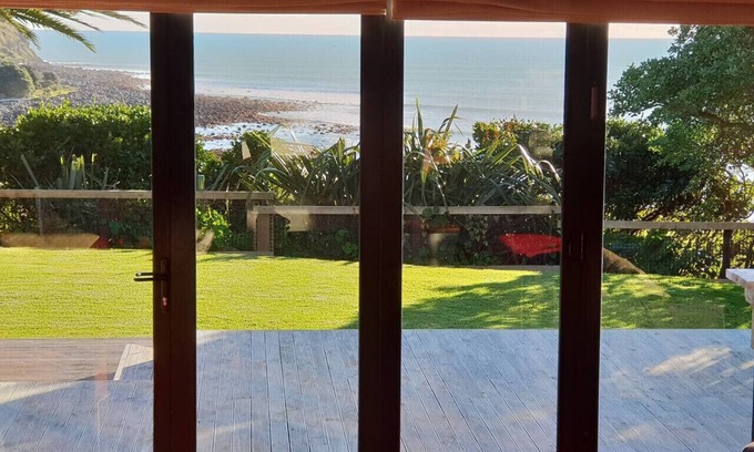 Raglan Apartment | ON THE ROCKS , Whale Bay