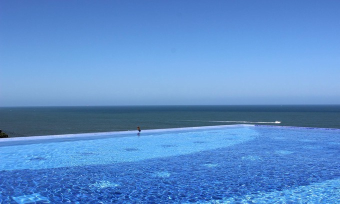 Peninsula Apartment | On the Sea: Like a Super Transatlantic not balance .