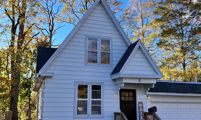 Sheboygan Falls House | On the Water in Sheboygan River Overlook