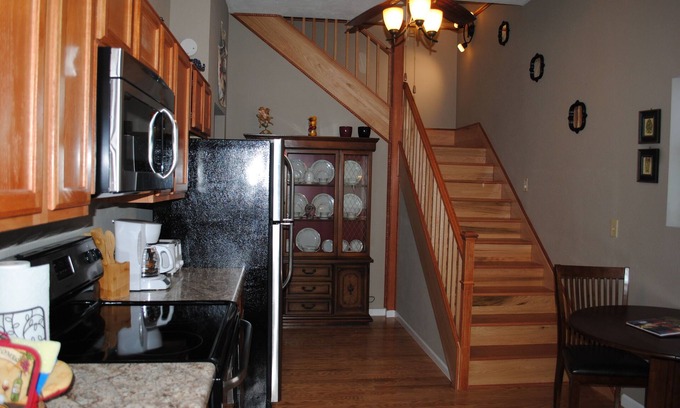Alto Pass House | On the Wine Trail - Minutes to Giant City, Shawnee Forest, SIU - Amazing Shower