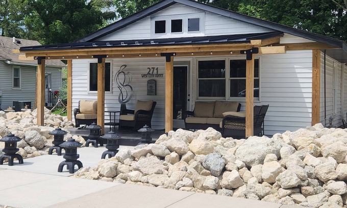 Holland House | On Tulip Lane! Walking distance to downtown shops, restaurants, and parks!