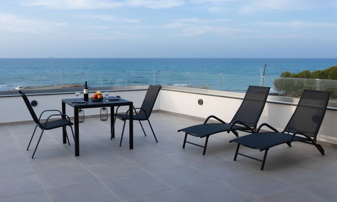 Kokkini Chani House | Onar Seaside ExperiencenIdeal Apartment for a Seaside Getaway