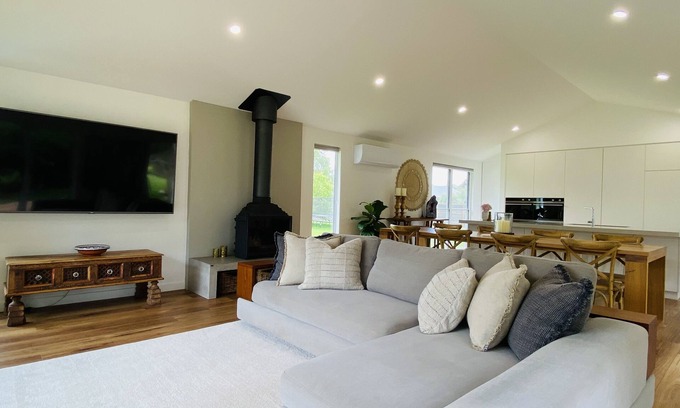 Rhyll House | One Acre Retreat Silverleaves Phillip Island Walk to Beach & Cowes