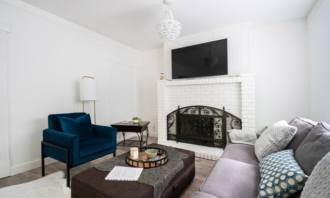 Cordova Bay Apartment | One bed Suite Near One Of Victoria's Sandiest Beaches! Lovely Neighborhood.