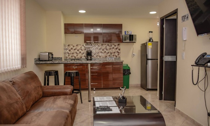Astorga Apartment | One Bedroom AC HOT TUB WIFI King Bed 2 Flat screens. Parque Poblado Elevator
