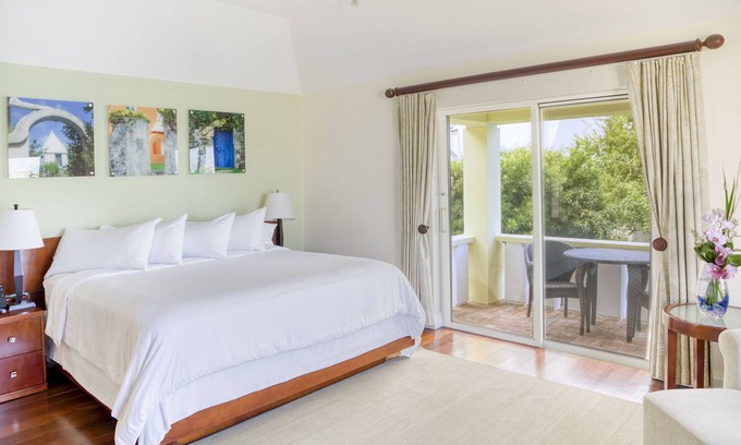 Paget Hotel | One Bedroom Accommodation at Newstead Belmont Hills Golf Resort and Spa