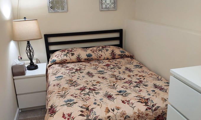 Mariners Harbor Apartment | One bedroom apartment in a quiet peaceful area.