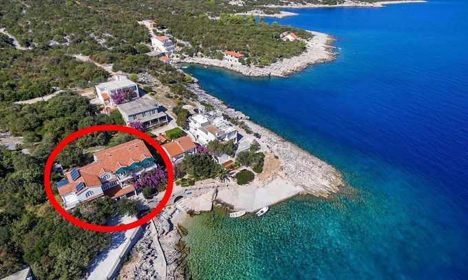 Pokrivenik Apartment | One bedroom apartment near beach Cove Pokrivenik, Hvar (A-10419-a)