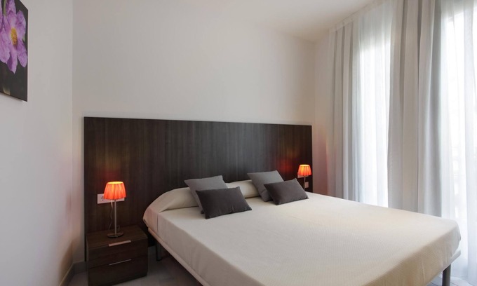 Les Corts Apartment | One-bedroom apartment with sofa bed and balcony