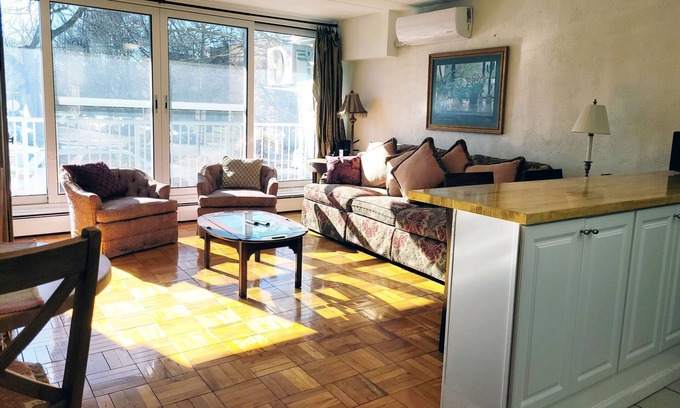 Queens House | One Bedroom Apartment close to restaurants and LIRR Train Station