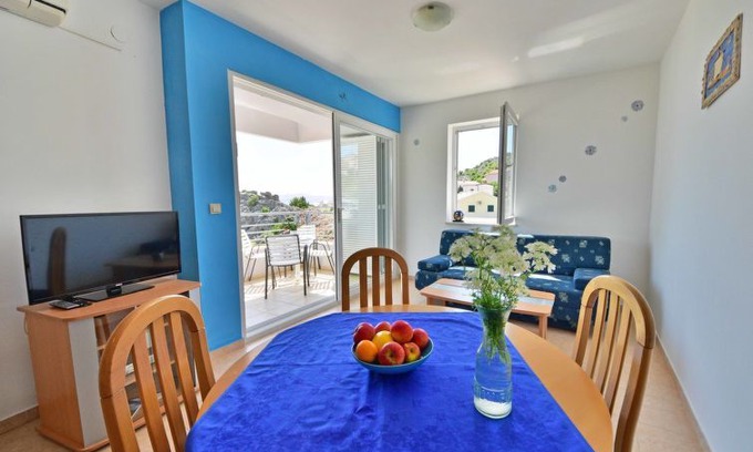 Ribarica Apartment | One bedroom Apartment, sleeps 4 in Karlobag with Pool, Air Con and WiFi