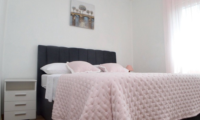 Lukoran Apartment | One bedroom apartment with balcony and sea view Lukoran, Ugljan (A-23830-c)