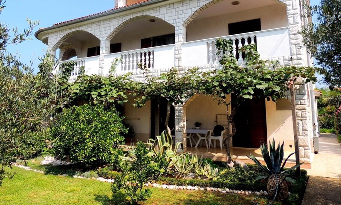 Milovcici Apartment | One bedroom apartment with terrace Milovcici, Krk (A-20352-a)