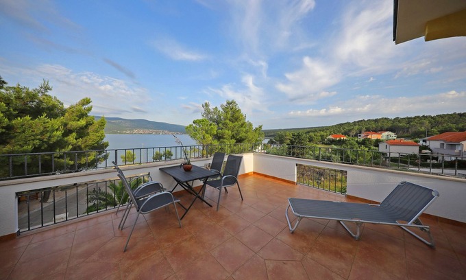 Pridraga Apartment | One bedroom apartment with terrace and sea view Pridraga - Cuskijaš, Novigrad (A-6306-a)