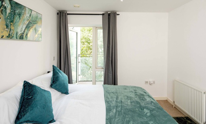 Hackney Wick Apartment | One Bedroom apartment near Central London with Private Balcony