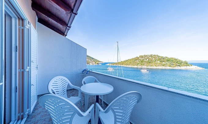 Zaklopatica Apartment | One bedroom apartment near beach Zaklopatica, Lastovo (A-8342-c)